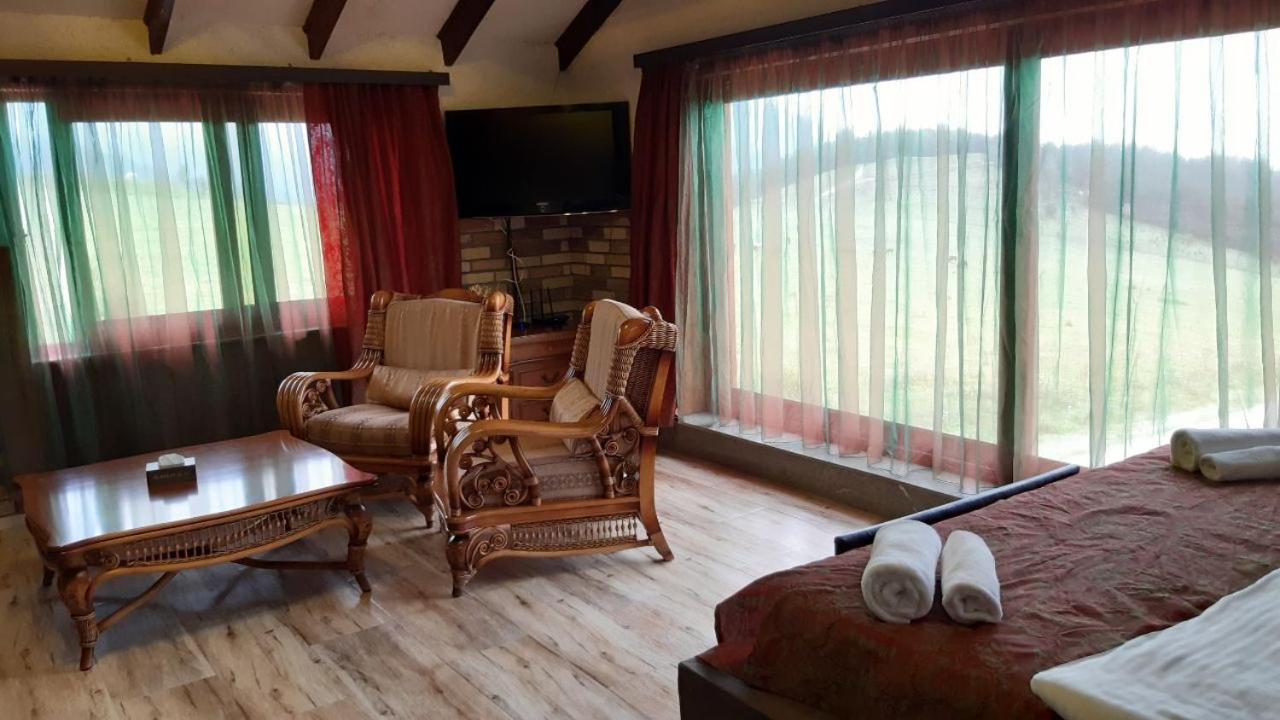 Alpine Castle Hotel Dilisan Kültér fotó