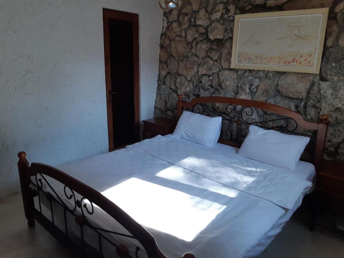 Alpine Castle Hotel Dilisan Kültér fotó