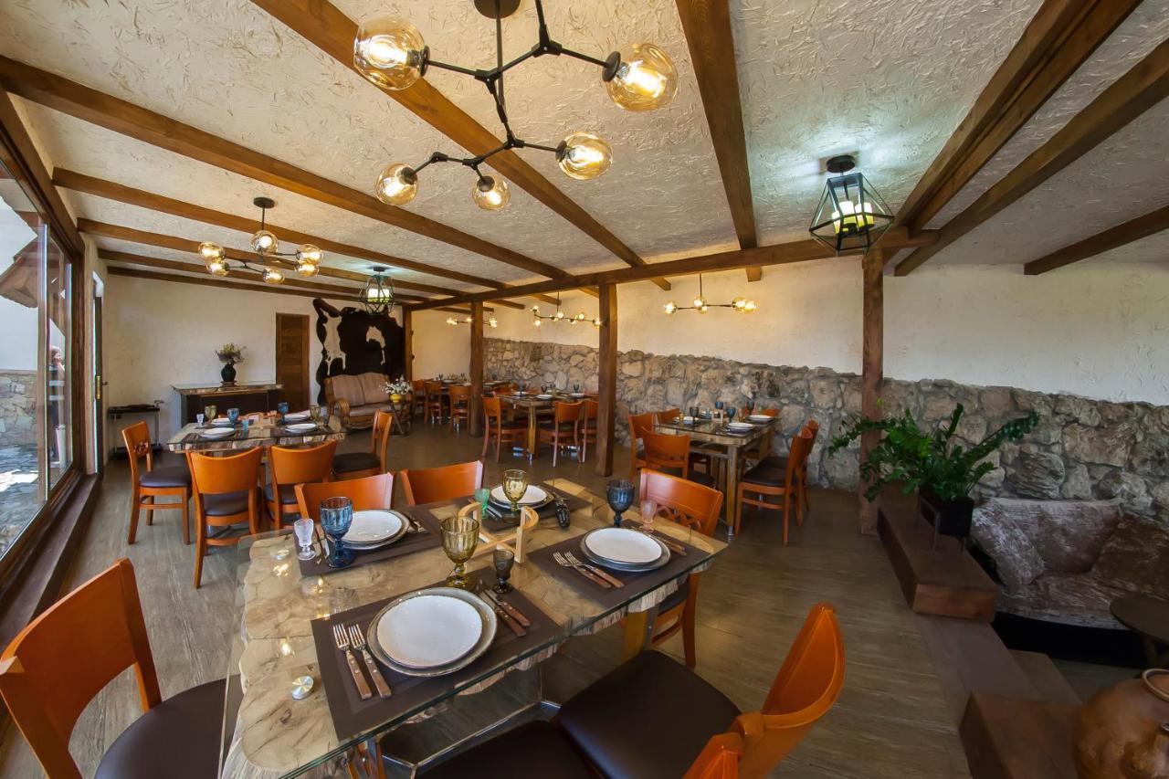Alpine Castle Hotel Dilisan Kültér fotó