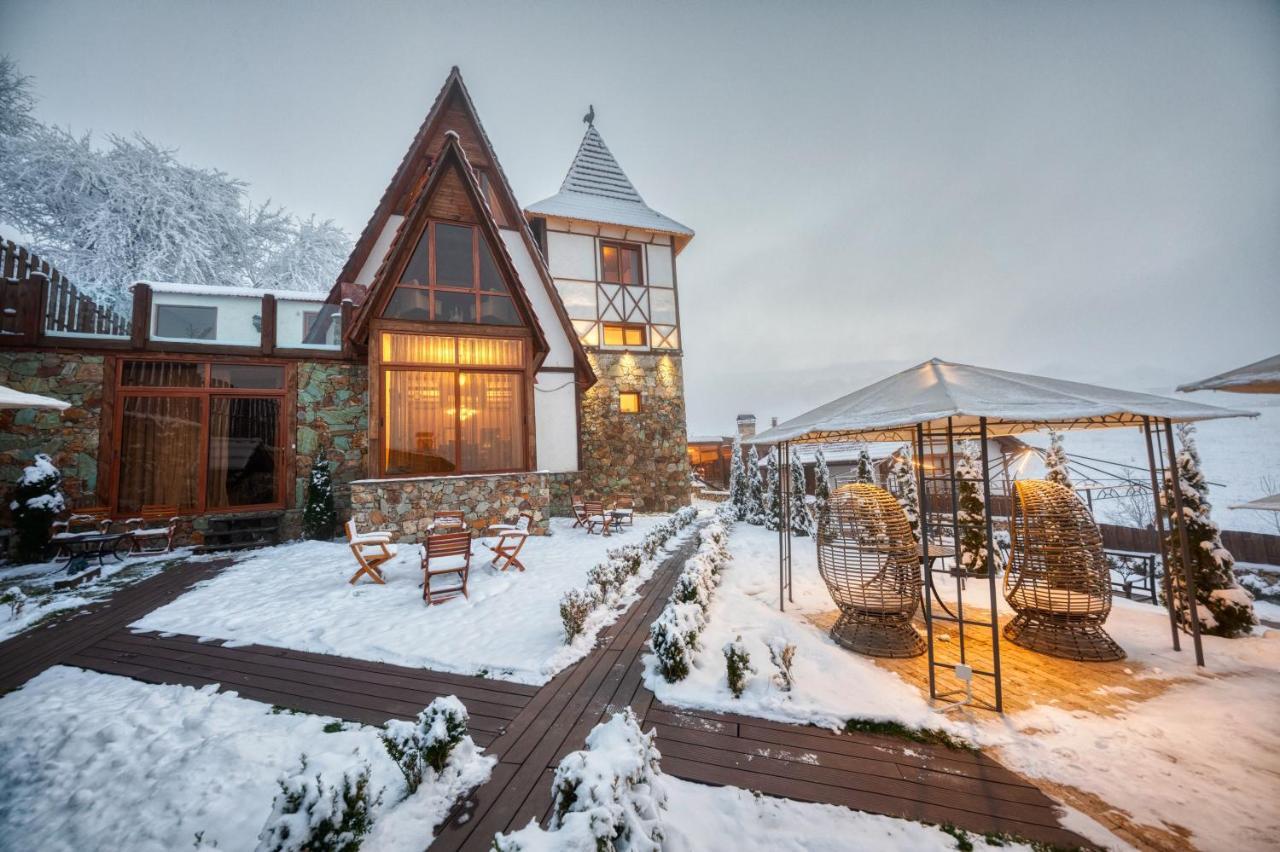 Alpine Castle Hotel Dilisan Kültér fotó