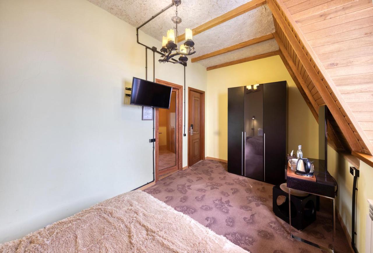 Alpine Castle Hotel Dilisan Kültér fotó