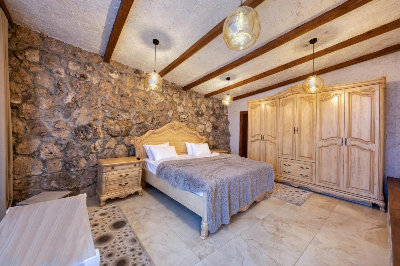 Alpine Castle Hotel Dilisan Kültér fotó