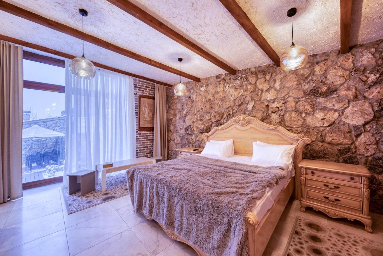Alpine Castle Hotel Dilisan Kültér fotó