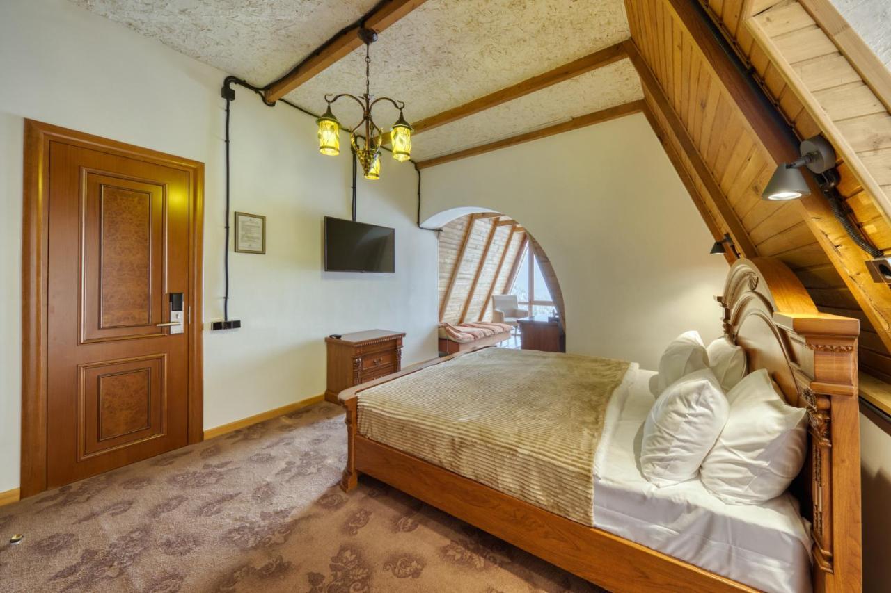 Alpine Castle Hotel Dilisan Kültér fotó