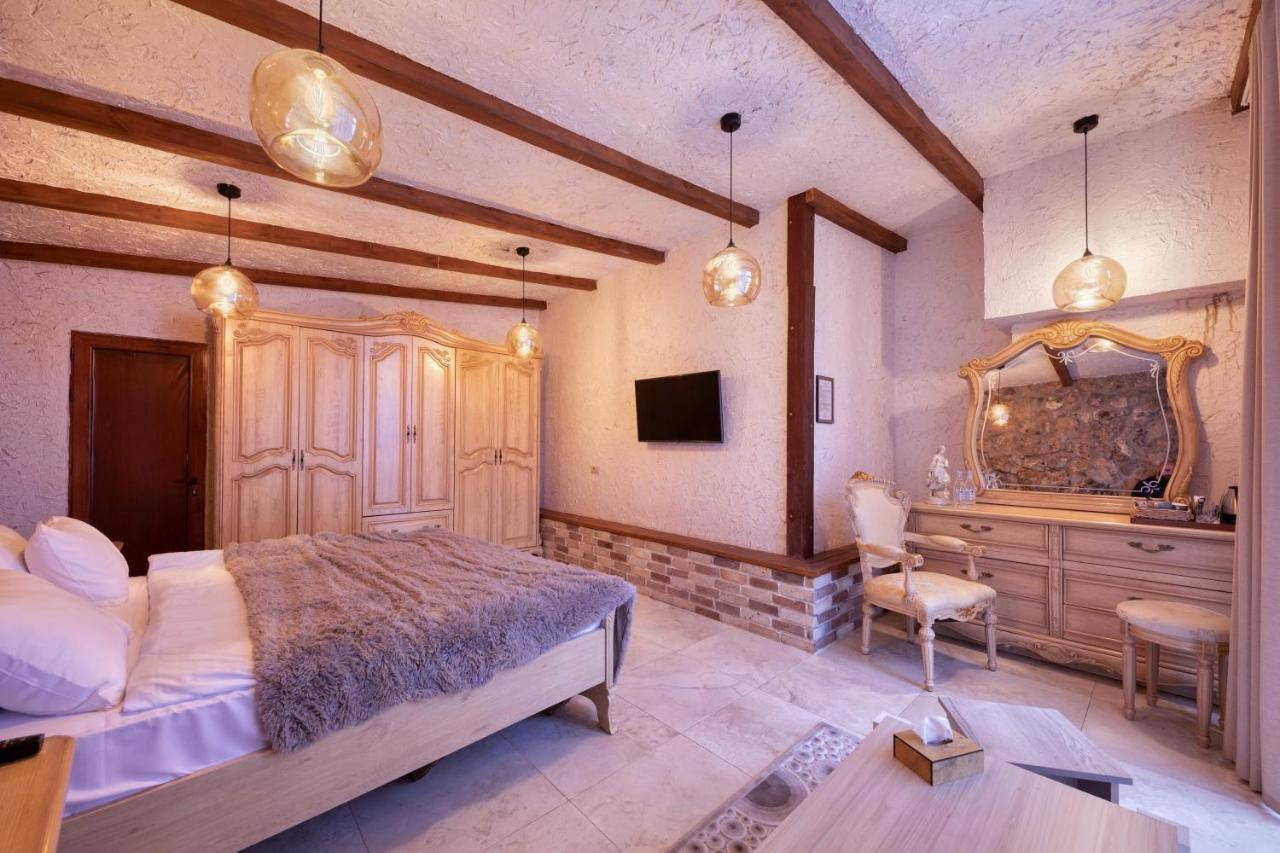 Alpine Castle Hotel Dilisan Kültér fotó