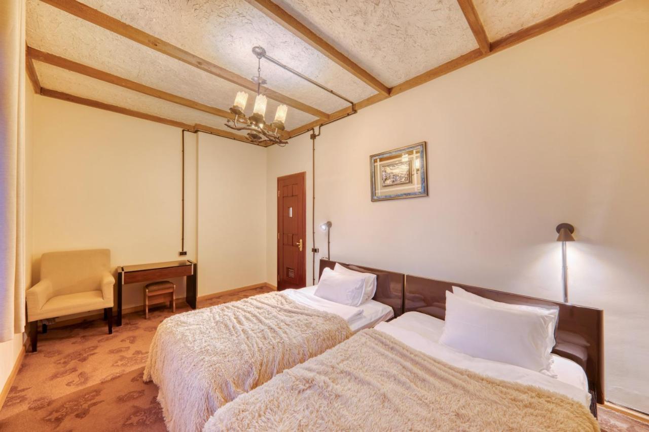 Alpine Castle Hotel Dilisan Kültér fotó