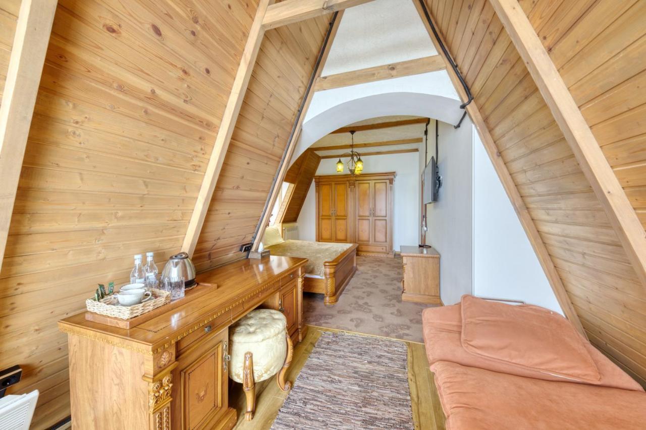 Alpine Castle Hotel Dilisan Kültér fotó