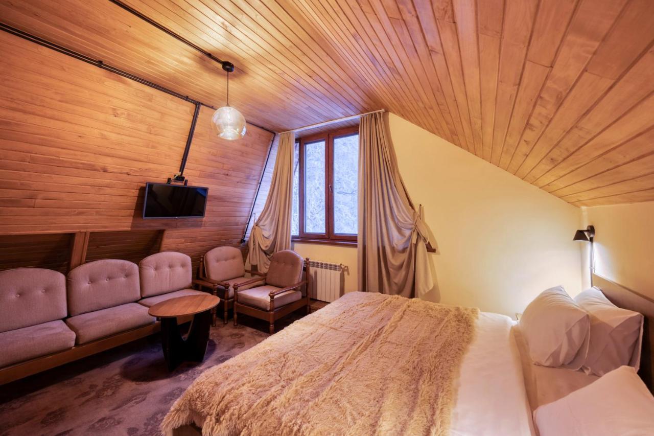 Alpine Castle Hotel Dilisan Kültér fotó