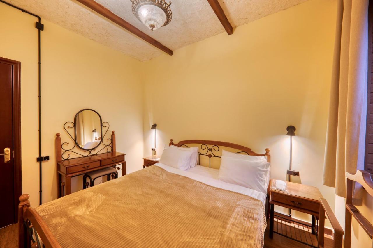 Alpine Castle Hotel Dilisan Kültér fotó