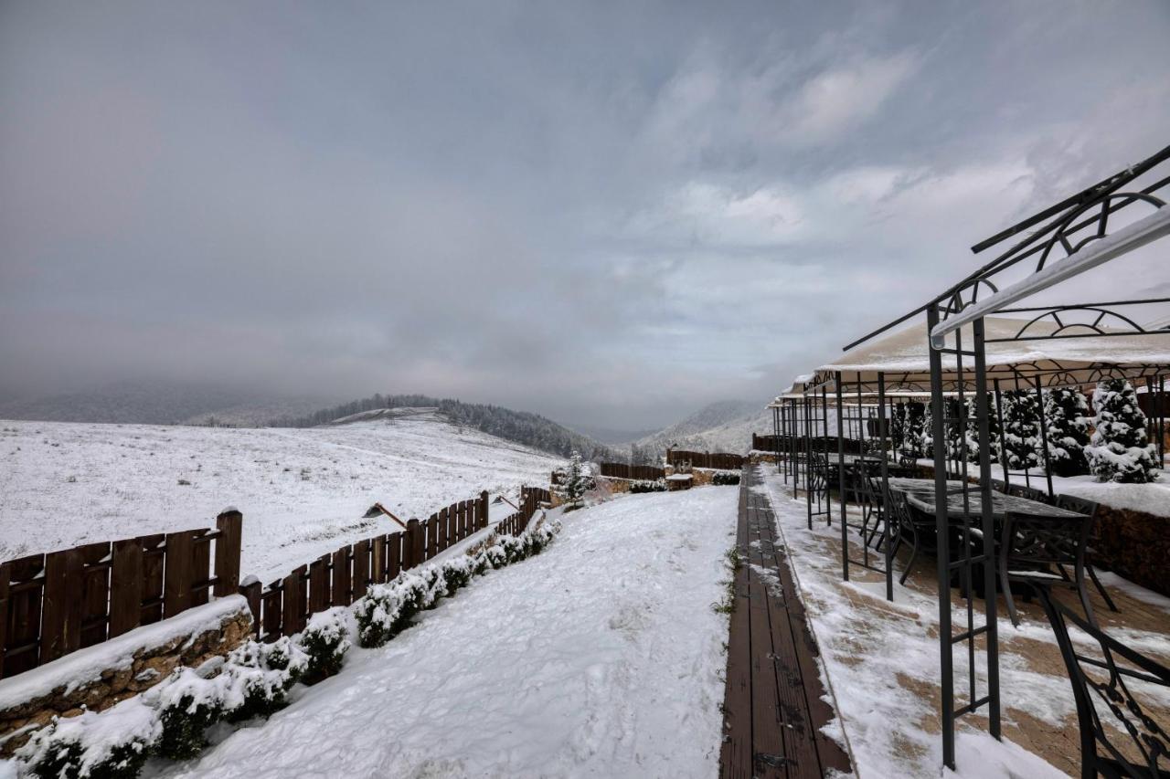 Alpine Castle Hotel Dilisan Kültér fotó