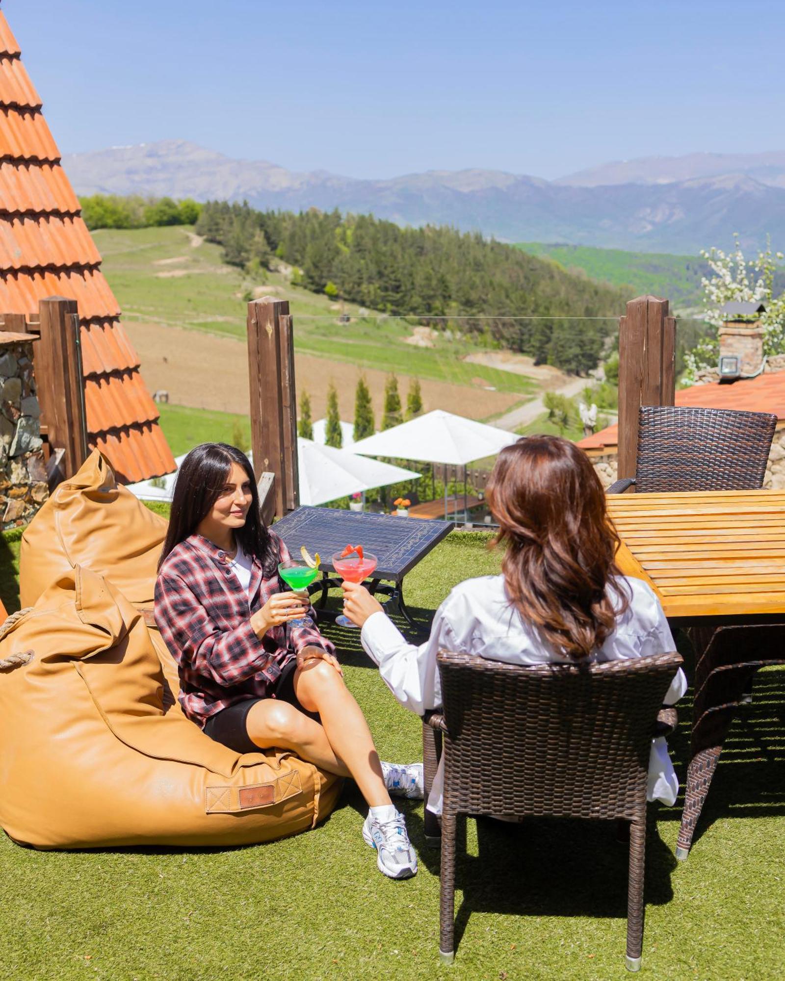 Alpine Castle Hotel Dilisan Kültér fotó